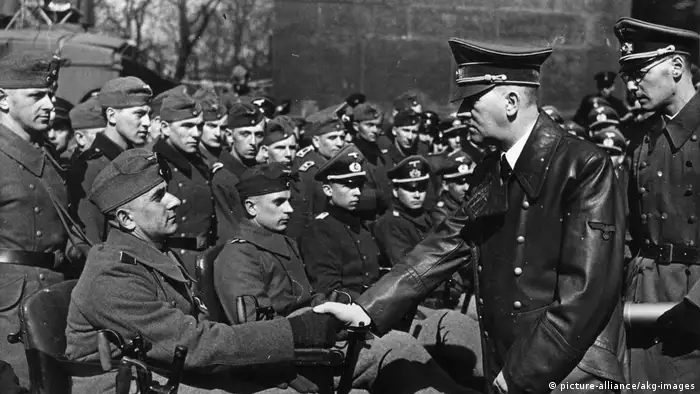 Hitler mit verwundeten Wehrmachtssoldaten am 21.3.1943 (picture-alliance/akg-images)