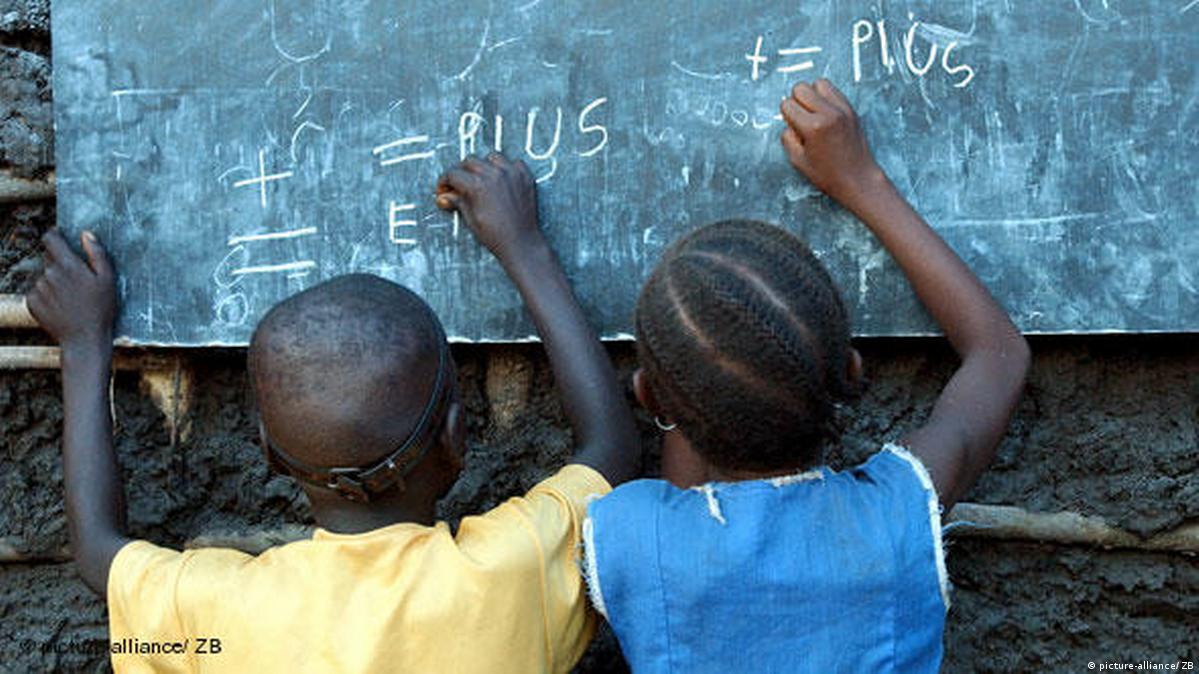 Afrika Sierra Leone Kinder an einer Schultafel Flash-Galerie
