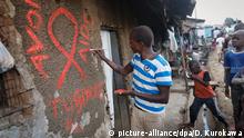 Kenia Nairobi | Aids-Schleife (picture-alliance/dpa/D. Kurokawa)