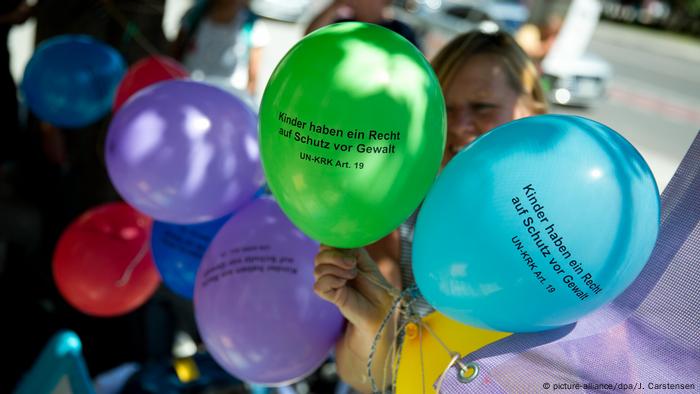 Balões com os dizeres As crianças têm direito à proteção contra a violência em uma manifestação por mais vagas em abrigos para mulheres, em 2 de julho de 2015, em Berlim. 