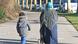 Symbolbild Schutzsuchende | Muslimische Frau mit Kind und Kinderwagen Symbolbild Schutzsuchende | Muslimische Frau mit Kind und Kinderwagen