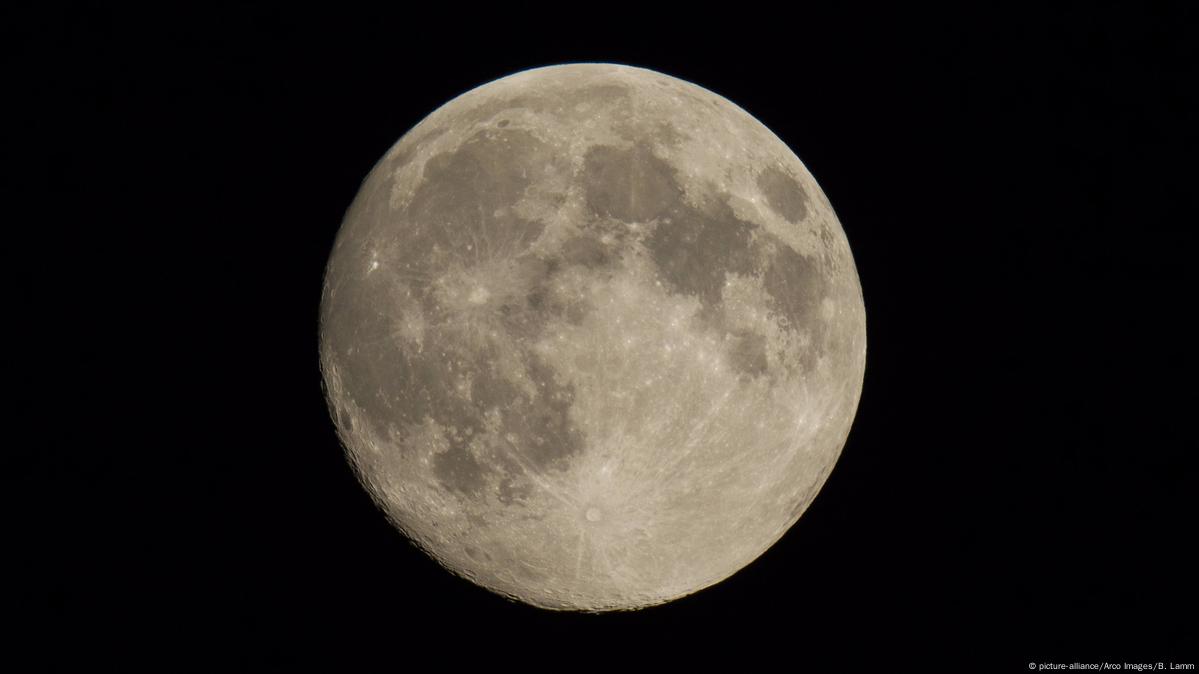 Imagen de la Luna en el cielo nocturno.