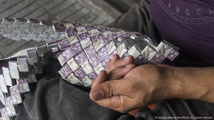 La técnica de origami, aguja e hilo son sus herramientas. Cada pieza puede tener entre 800 y 1.000 billetes. Al día pueden hacer alrededor de cinco y diez objetos.