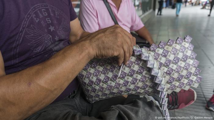 Una vez finalizado, un bolso puede costar alrededor de 35.000 pesos colombianos, unos 10 dólares.