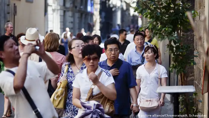 Italien Florenz Straßenszene chinesische Touristen