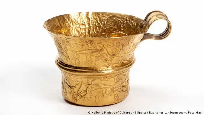 Ancient gold cup (Hellenic Ministry of Culture and Sports / Badisches Landesmuseum, photo: Gaul)