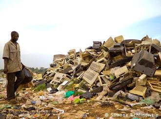 Müllhalde mit Elektroschrott in Kampala (Foto: Simone Schlindwein)