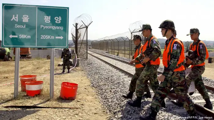 Южнокорейские солдаты у демаркационной линии с КНДР 