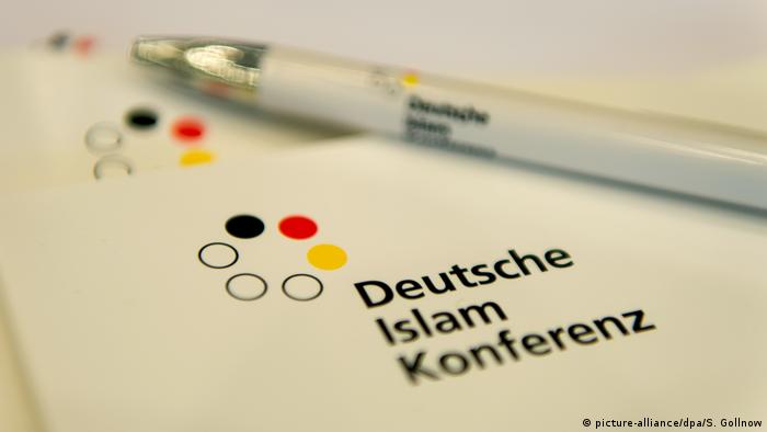 Notizblöcke und ein Kugelschreiber mit dem Logo der Deutschen Islam Konferenz