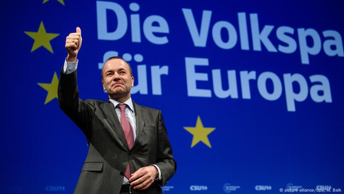 Bayer, de 46 años, no es sólo el líder del Partido Popular Europeo (PPE), sino de la Asociación de partidos conservadores en el Parlamento de la UE. El miembro de la CSU es también el candidato principal del PPE para asumir el puesto a la presidencia de la Comisión en las elecciones de la UE, y ser el sucesor de Jean-Claude Juncker. Weber sería el primer alemán en este puesto desde 1967.