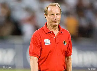 Berti Vogts bei einem Länderspiel Aserbaidschans. Foto: dpa