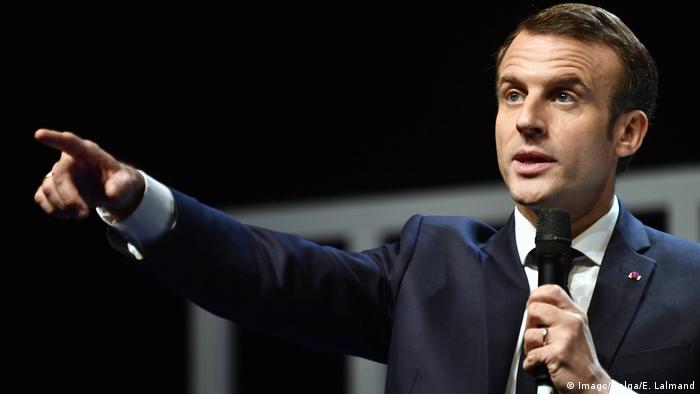 French President Emmanuel Macron speaking into a microphone (Imago/Belga/E. Lalmand)