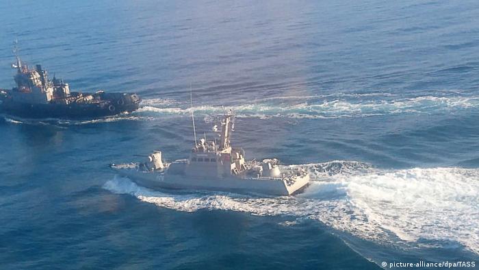 Артилерійський катер ВМС України під час проходу Керченської протоки
