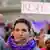 Mulher ergue o punho com uma luva roxa durante manifestação em Marselha, na França, no dia internacional da mulher