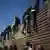 Dezenas de migrantes escalaram uma cerca fronteiriça entre México e EUA