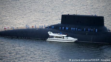 در اعماق آب‌ها هم روسیه ۶۴ فروند زیر دریایی دارد در حالی که اوکراین تنها یک فروند زیردریایی در اختیار دارد که ۴۰ سال از عمرش می‌گذرد. (عکس از زیردریایی اتمی دیمیتری دونسکوی روسیه با نام رسمی TK-208)
