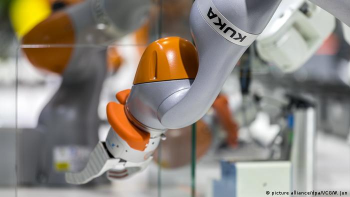 Deutschland - Kuka-Chef Till Reuter verlässt überraschend Roboterhersteller - Roboter Logo Deutschland - Kuka-Chef Till Reuter verlässt überraschend Roboterhersteller - Roboter Logo