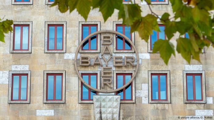Bayer-Logo am Hauptsitz des Konzerns in Leverkusen