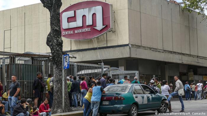 Очередь у супермаркета в Венесуэле