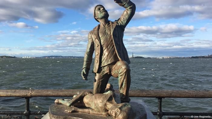 Monumento que conmemora a una tripulación secuestrada por alienígenas, obra de Joe Reginella. 