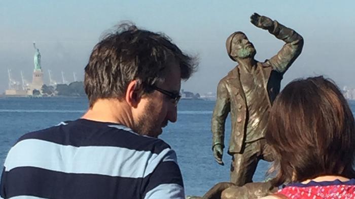 Monumento que conmemora a una tripulación secuestrada por alienígenas, obra de Joe Reginella. 