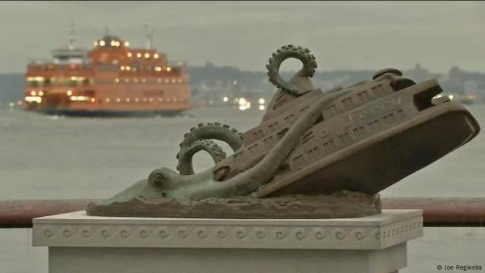 Un pulpo hunde un ferry en Manhattan: obra de Joe Reginella. 