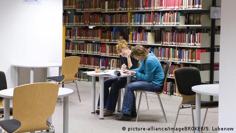 Studenten in der Universitätsbibliothe Münster (picture-alliance/imageBROKER/S. Lubenow)