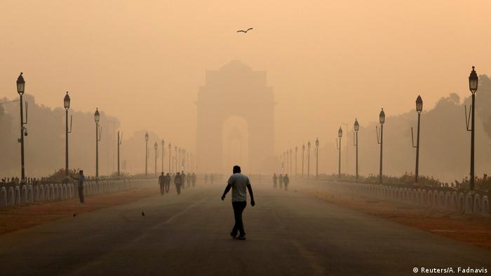 In Indiens Hauptstadt ist Smog ein Dauerthema. Besonders schlecht ist die Luft im Herbst nach dem Diwali-Fest mit seinen großen Feuerwerken. Zudem brennen die Bauern im Umland ihre Felder ab, um das Land für die nächste Aussaat vorzubereiten. Im Winter verbrennen die Menschen in Delhi oftmals Müll, um sich zu wärmen. Hinzu kommt Luftverschmutzung durch Industrie und Autos.
