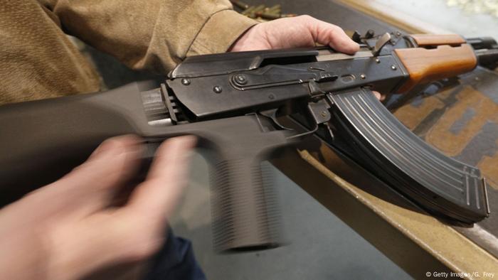 USA Waffe Kalaschnikow AK47 (Getty Images/G. Frey)