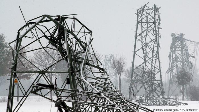 Deutschland - Stromausfall im Münsterland - Umgeknickte Strommasten Deutschland - Stromausfall im Münsterland - Umgeknickte Strommasten
