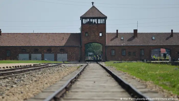 Eingangstor und Schienen zum Vernichtungslager Auschwitz-Birkenau