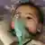 Niño víctima de ataque con gas por parte de tropas de Asad en Khan Sheikhun, cerca de Idlib, el 4 de abril de 2017.