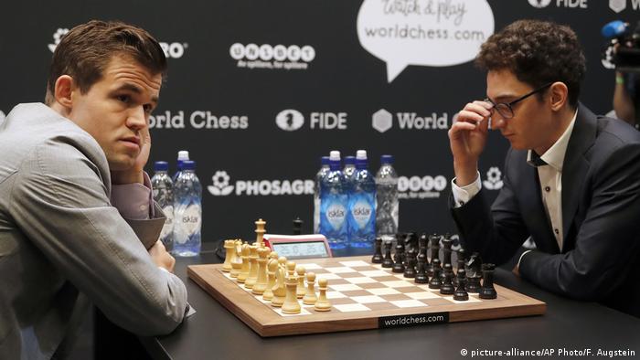 Schachweltmeisterschaft 2018 | Magnus Carlsen vs. Fabiano Caruana | Tie-Break (picture-alliance/AP Photo/F. Augstein)