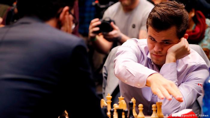 Schachweltmeisterschaft 2018 | Magnus Carlsen vs. Fabiano Caruana | Tie-Break (Getty Images/AFP/T. Akmen)
