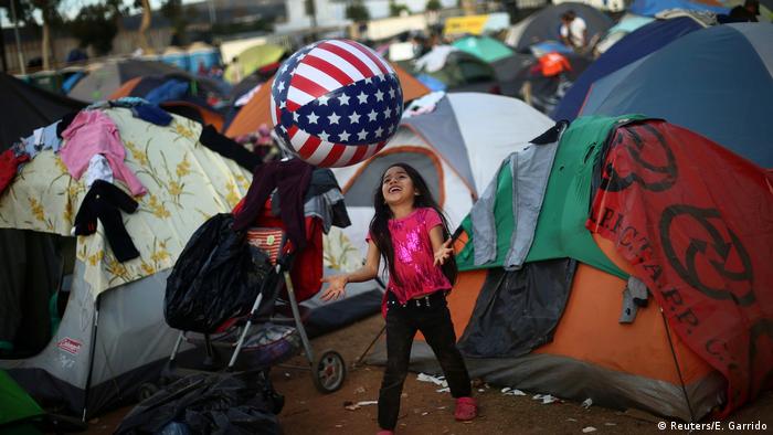 Mexiko Migranten an Grenze zu USA in Tijuana