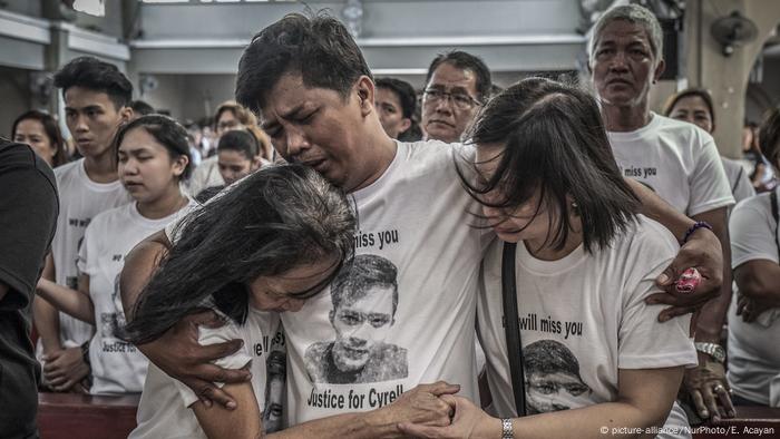 People in the Philippines mourning 