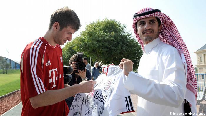 Thomas Müller signs an autograph