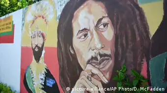 提到牙买加，人们就会想到大麻和雷鬼音乐。图右是雷鬼音乐教父Bob Marley