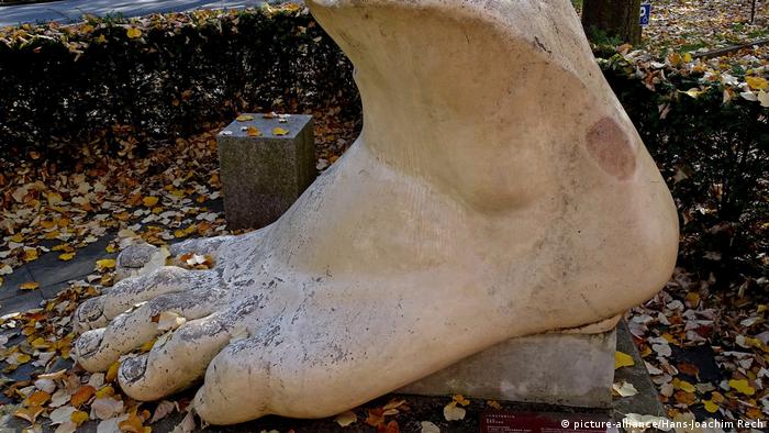 A foot sculpture (picture-alliance/Hans-Joachim Rech)