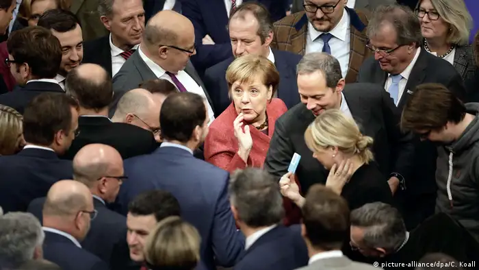 Bundestag - Bundeskanzlerin Angela Merkel bei der Abstimmung über den UN-Migrationspakt