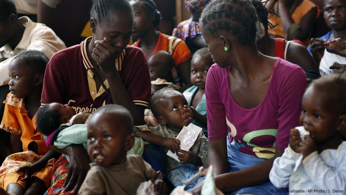 Non loin de Bangui, des enfants et leurs parents attendent l'aide humanitaire