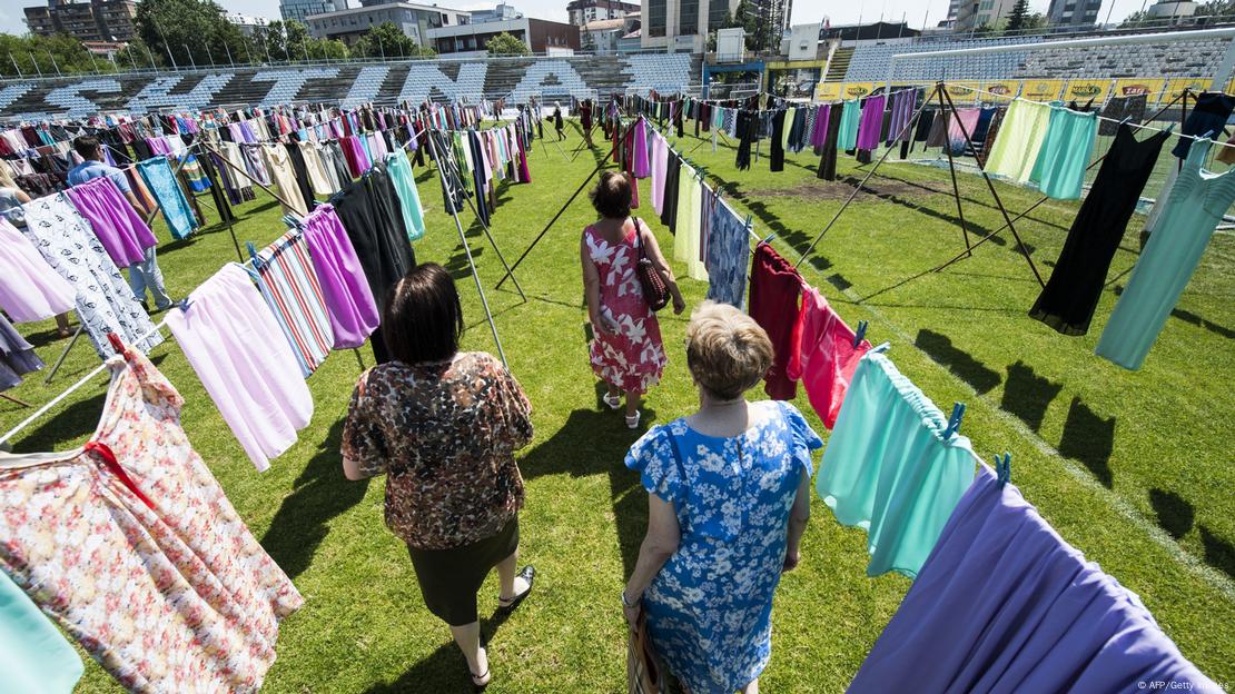 Kunstinstallation Thinking of You zum Gedenken an Opfer sexueller Gewalt im Kosovo-Krieg Kunstinstallation Thinking of You zum Gedenken an Opfer sexueller Gewalt im Kosovo-Krieg