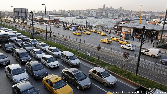 Türkei Feierabendverkehr vor der Schiffsanlegestelle Eminönü in Istanbul