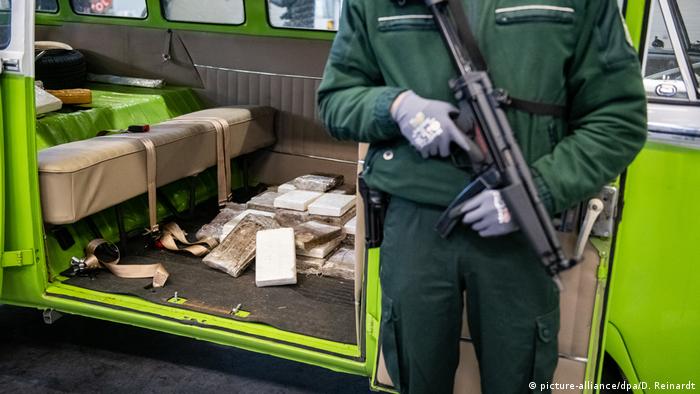 Deutschland - Hamburger Zoll beschlagnahmt Drogenpakete (picture-alliance/dpa/D. Reinardt)