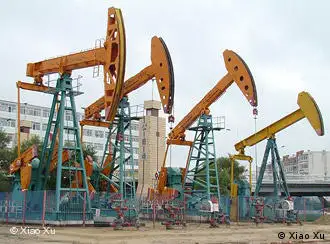 Die Ölfelder von Daqing sind die größten Erdölförderstätten in der Volksrepublik China.Aufgenommen von Xiao Xu am 23.07.2008. 