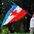 Titov pristaša s jugoslavenskom zastavom ispred Kuće cvijeća u Beogradu
