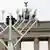 Deutschland Aufstellung des achtarmigen Chanukka-Leuchters vor dem Brandenburger Tor