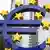 Символ евро на фоне Европейского центробанка