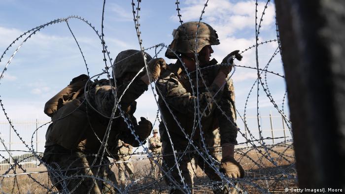 US-Soldaten errichten im Dezember einen Stacheldrahtzaun an der Grenze zu Mexiko (bei Tijuana