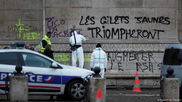 France protests against the Arc de Triomphe vandalism (Reuters / B. Tessier)